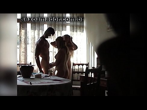 ❤️ Sex-Freunde laden einen riesigen Mann und einen Dreier mit ihm ein ❌ Fucking video bei uns de.watchhentai.ru ❌❤